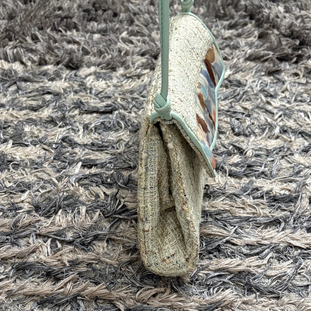 Chic Woven Shoulder Bag with Pastel Details - Picture 3 of 11
